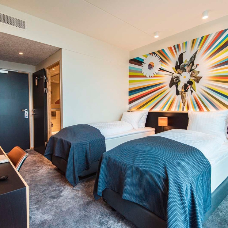 Twin room.